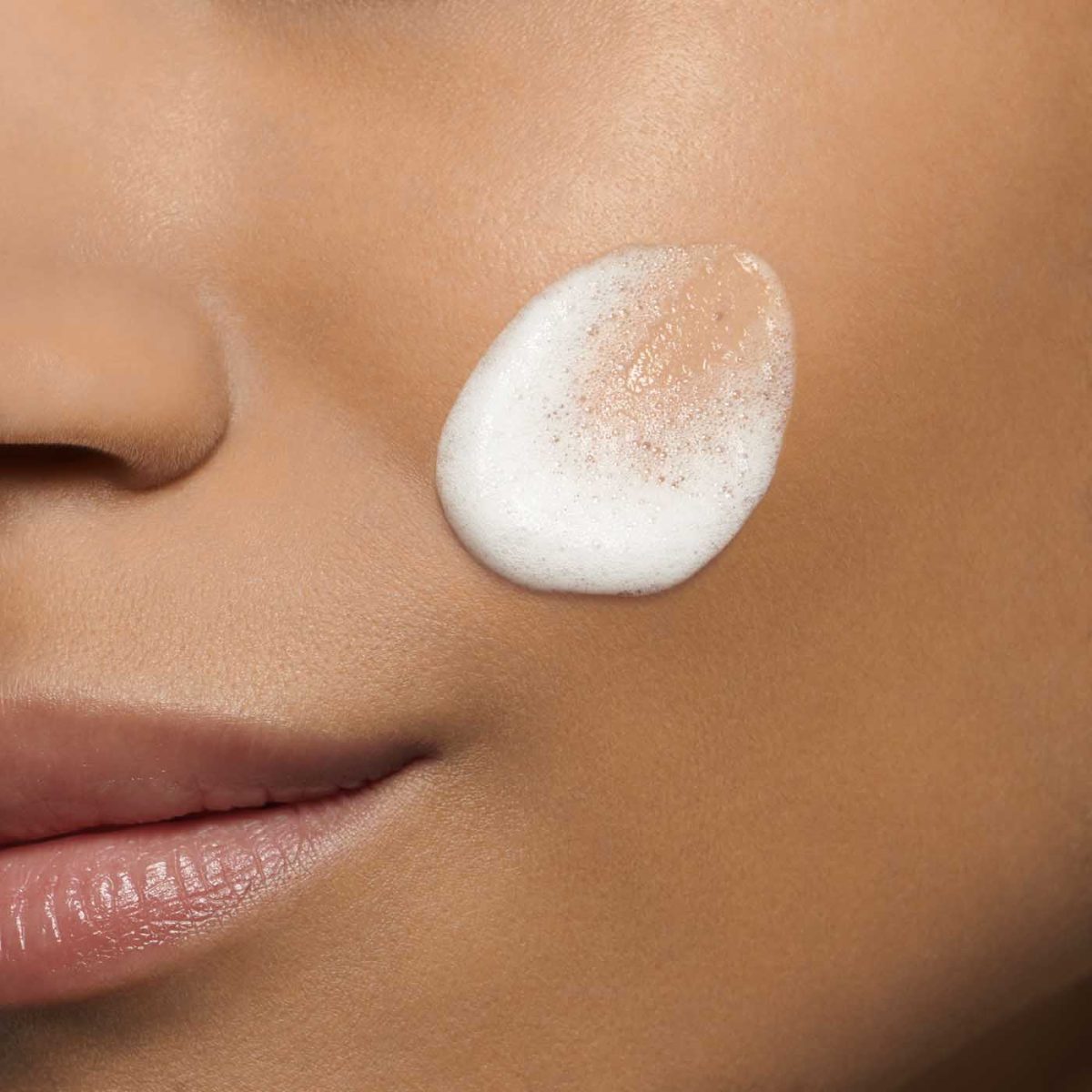 CLARINS Gentle Renewing Cleansing Mousse - Image 6